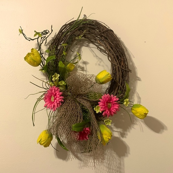 Daisy & Tulips Wreath Approximately 26 inches From Etsy Used - Picture 1 of 4